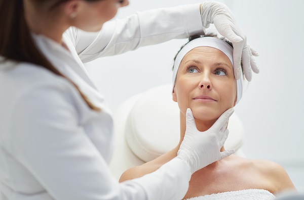 Le novità in dermatologia estetica: trattamenti non invasivi per migliorare l’aspetto cutaneo