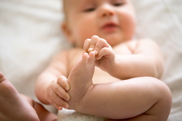 La pelle dei neonati: differenze, fragilità e attenzione dermatologica